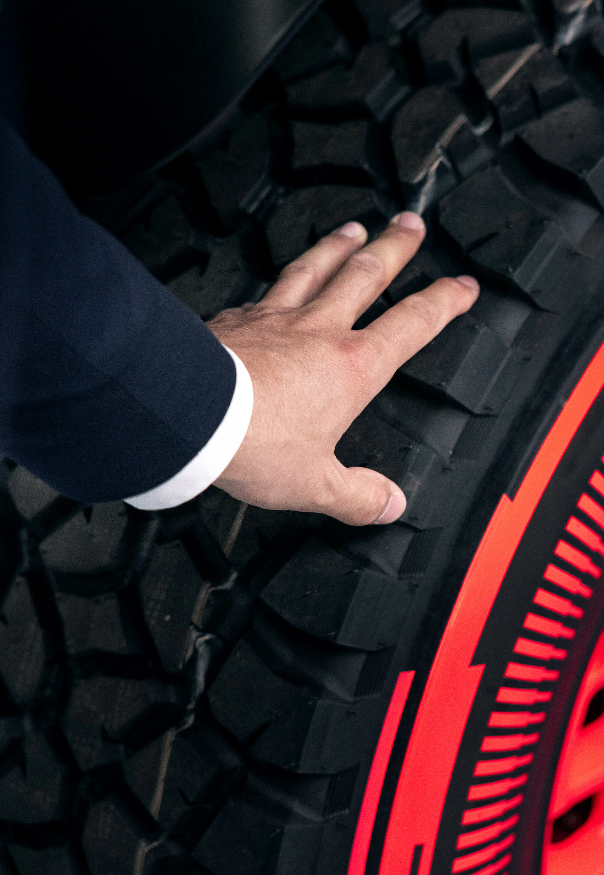 A hand lying on a tire of the Audi RS Q e-tron.