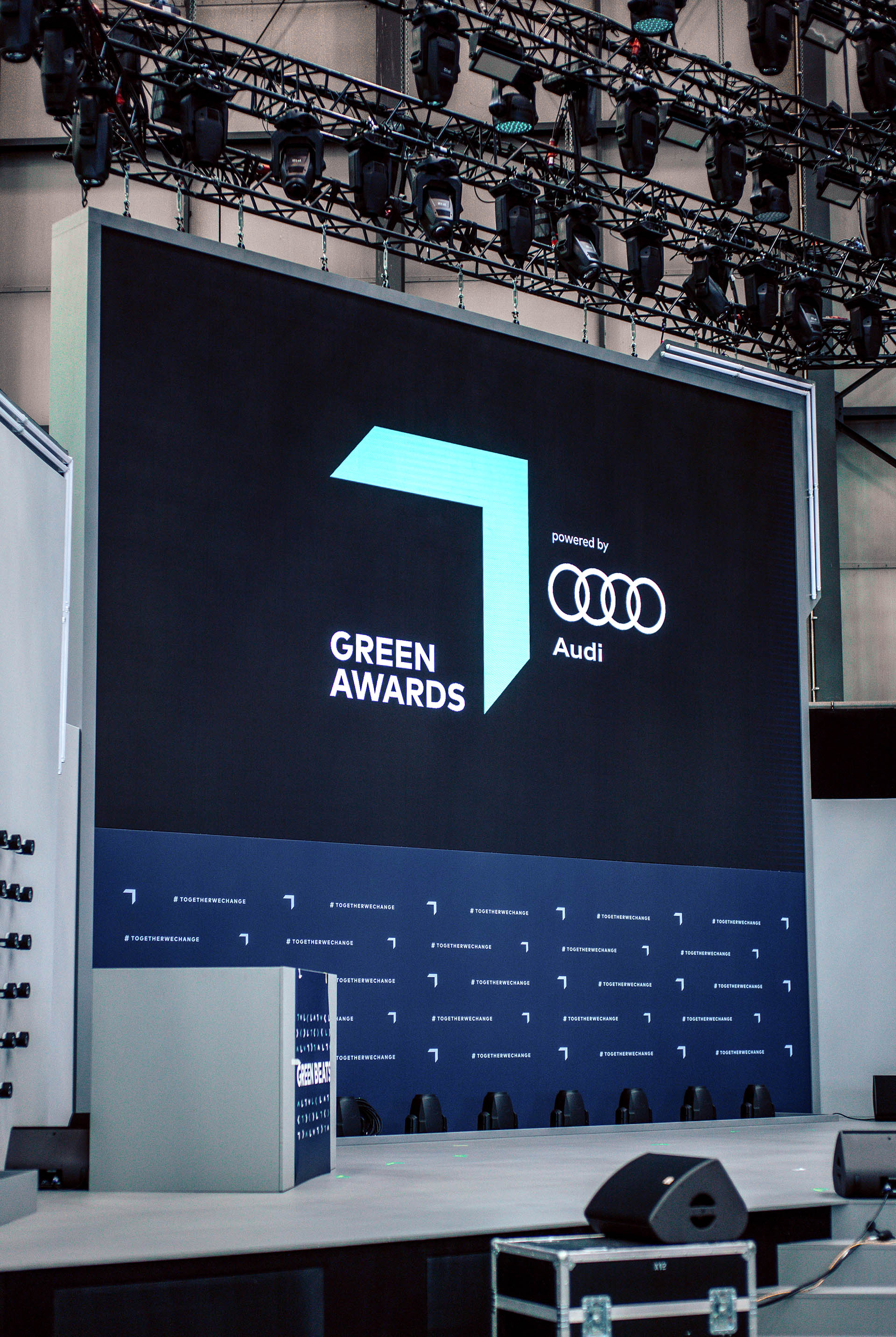 Eine Logo-Wand mit Audi und Greentech Festival Logo ist zu sehen.