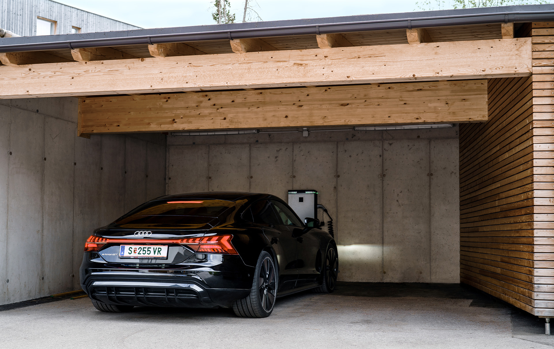 A black Audi e-tron GT quattro stands at the charging station at the hotel.